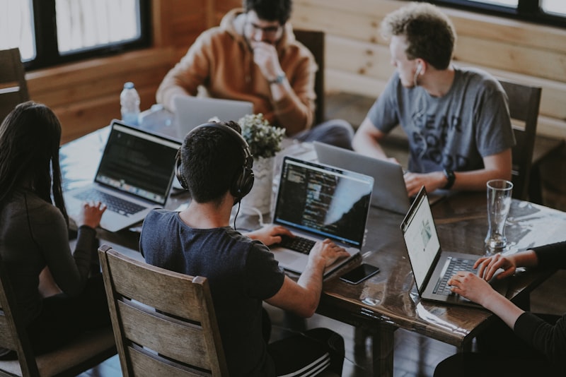 Colaboración en equipo durante un reto